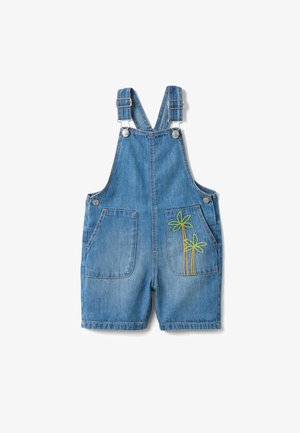 Salopette courte en denim bleu pour enfants avec bretelles ajustables et poches avant ; la poche droite est ornée d'une broderie de palmier verte et jaune.