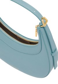 Jasnoniebieska skórzana torebka o zaokrąglonym kształcie, złote okucia, podwójne zamknięcie na zamek błyskawiczny oraz długi regulowany pasek. Teksturowana powierzchnia z logo marki.