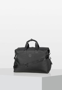 Sort duffel taske lavet af holdbart materiale, med dobbelt håndtag, en aftagelig rem og et logodesign. Glat tekstur med subtile mønstre.