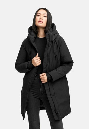 Parka nera isolata con colletto alto e cappuccio regolabile. Presenta due tasche laterali con zip e un orlo dritto, leggermente svasato.
