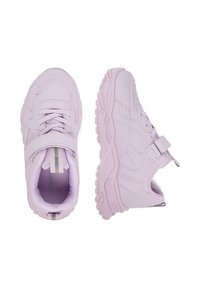Scarpe da ginnastica lilla per bambini con suole spesse, cinturino regolabile e lacci, viste dall'alto e dal lato su sfondo bianco.
