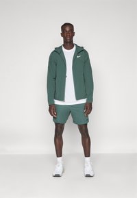 Nike Performance TOTALITY - Pantalón corto de deporte - vintage green/black