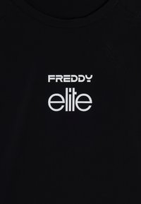 Camiseta de algodón negra con cuello redondo, textura suave y un bold logo impreso en blanco "FREDDY elite" centrado en el pecho.