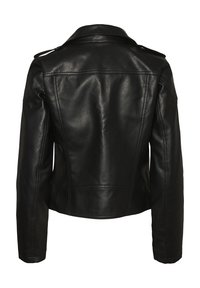 Czarna skórzana kurtka o ustrukturyzowanym kroju, z kołnierzem z wcięciem i pagonami na ramionach. Gładka faktura z detalami przeszyć.