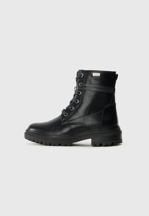 Bottes de cheville en cuir noir avec un bout rond, un laçage à l'avant, une semelle robuste avec traction, et un accent logo argenté sur le côté.
