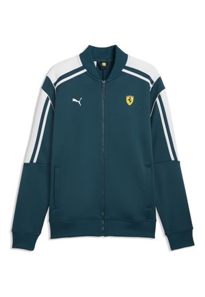 Türkisfarbene Sportjacke mit Reißverschluss, weißen Schulter- und Ärmelstreifen, Puma-Logo auf der linken Brust und gelbem Ferrari-Schild auf der rechten Brust.