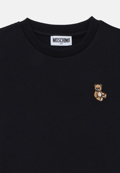 Sudadera negra con cuello redondo acanalado y un pequeño oso de peluche bordado en beige y marrón en la zona izquierda del pecho.