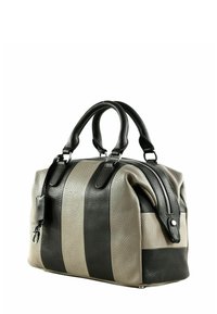 Sac à main en cuir gris et noir avec deux poignées supérieures, design à rayures bicolores, fermeture éclair et quincaillerie en accent. Surface texturée.