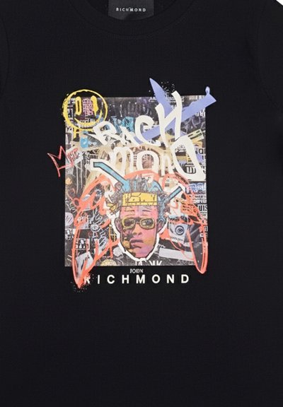 Sort skjorte med farverigt graffiti-inspireret motiv af et ansigt med solbriller og pandebånd, abstrakte former og teksten "John Richmond" nedenfor.