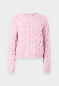 Suéter rosa de punto con patrón texturizado de cable, mangas largas y escote redondo. Dobladillo y puños acanalados. Tela suave.