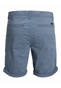 Pantaloni corti in cotone blu con orlo arrotolato, dotati di due tasche posteriori e un accent del tag nero. Tessuto morbido e design su misura.
