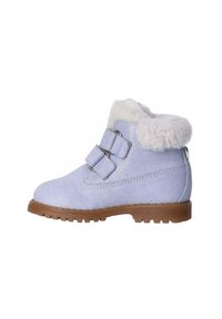  Lichtblauwe suède enkellaars met faux fur kraag, twee strap-sluitingen, gestructureerd oppervlak en een bruine rubberen zool.