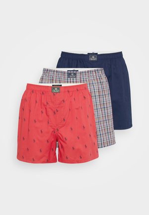 Három pár boxer: piros, tengerészkék ló mintás, tengerészkék egyszínű, és kék, piros és fehér kockás mintás. Pamut anyag, rugalmas derékpánt.