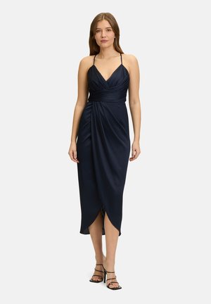 Marineblaues Satin-Midi-Kleid mit V-Ausschnitt, gerafftem Oberteil und seitlichem Schlitz. Dünne, verstellbare Träger und eine taillierte Silhouette unterstreichen das elegante Design.