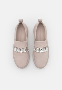 Helle rosa Slipper aus Wildleder mit glatter Textur. Mit einer Reihe großer, klarer Strasssteine über der Vorderseite.
