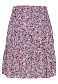 Falda morada con flores, con cintura elástica, con bajo con volantes y patrones dispersos de pequeñas flores blancas, amarillas y marrones.