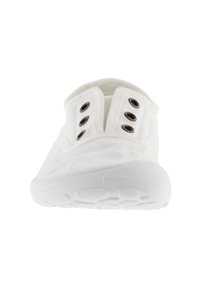 Zapatilla de lona blanca sin cordones con cinco ojales metálicos y suela de goma texturizada, que presenta una parte superior suave y un diseño minimalista.