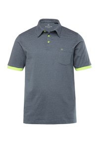 Mäns pikétröja i mörkgrått med horisontella ränder. Har en ficka, gröna detaljer vid kragen och ärmarna, samt en treknappsknäppning.