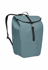 Sac à dos bleu, rectangulaire, avec un rabat repliable, des bretelles noires et une boucle réglable. Fabriqué en matériau texturé et durable.