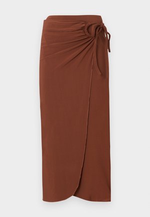 Brązowa midi spódnica kopertowa z marszczonym detalem i wiązaną kokardą po prawej stronie, z zakrzywionym dołem.