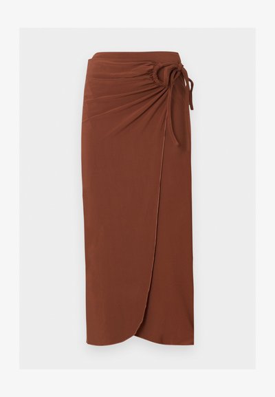Καφέ μίντι κρουαζέ φούστα με ραμμένη λεπτομέρεια και δεμένο φιόγκο στη δεξιά πλευρά, με καμπυλωτό τελείωμα.
