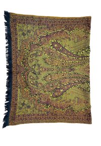Tapisserie tissée, principalement verte et bordeaux, avec des motifs paisley intricats, des bords frangés et des détails texturés dans des couleurs vives.