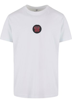 Weißes Baumwoll-T-Shirt mit einem runden schwarzen Patch auf der Brust, auf dem "BALLIN 23" in roten und schwarzen Buchstaben steht. Kurze Ärmel, Rundhalsausschnitt-Design.