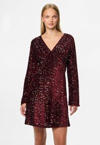 Bordeauxklänning med långa ärmar, V-ringning och heltäckande paljettdekoration, med en figursydd liv och utsvängd nederkant.