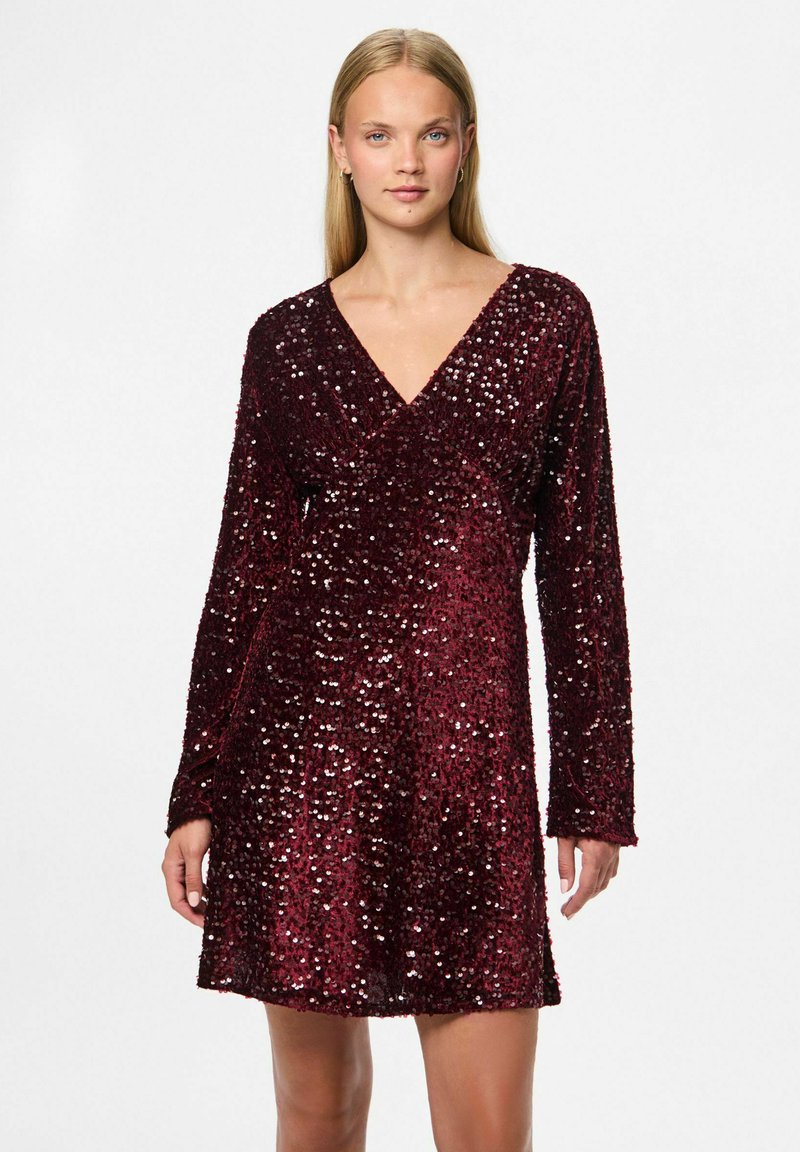Bordeauxklänning med långa ärmar, V-ringning och heltäckande paljettdekoration, med en figursydd liv och utsvängd nederkant.