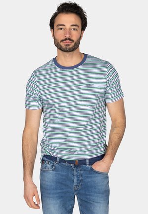 Gestreept katoenen t-shirt met horizontale groene, blauwe en witte strepen, een ronde navy kraag en een borstzakje aan de linkerkant. Draagt een blauwe jeans.