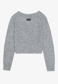 Szary krótki sweter z dekoltem w serek i prążkowaną teksturą. Długie rękawy i jednolity kolor, z metką marki przy dekolcie.