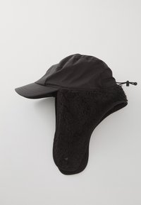 Crna izolirana kapa s mekanom flis podlogom i produženim ušnim flapovima. Ima zakrivljeni vizir i podesivi sustav za sigurno prianjanje.