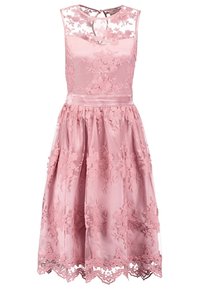 Robe sans manches en dentelle rose avec motifs floraux, encolure transparente, ceinture en satin et ourlet festonné, longueur genou et style ajusté-évasé.