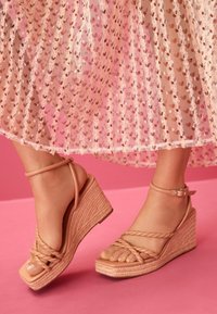 Next FOREVER COMFORT® SQUARE TOE ROPE WEDGES - Täistallaga sandaalid - nude