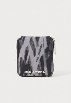 Portefeuille carré noir et gris à motif avec fermeture éclair argentée et branding "Karl Lagerfeld" devant au centre.