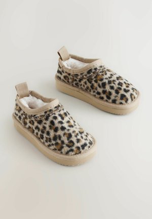 Papučky s leopardím vzorom, s béžovým lemom, mäkkou kožušinovou podšívkou a pútkami na vrchu; textilný materiál s plochou gumovou podrážkou.