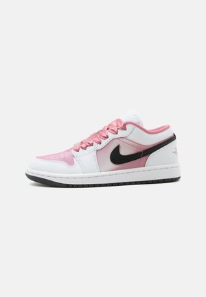 Jordan, AIR JORDAN 1 SE - Sneaker low - white/desert berry/black