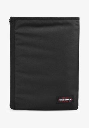 Funda rectangular negra Eastpak con cremallera en el lado izquierdo y parche con el logo de Eastpak en la esquina inferior derecha.