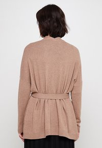 s.Oliver Strickjacke - sandstein