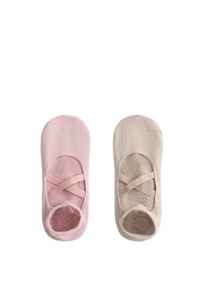 Paire de chaussettes invisibles en maille douce avec des bandes élastiques croisées, une rose et une beige, vues de dessus sur fond blanc.