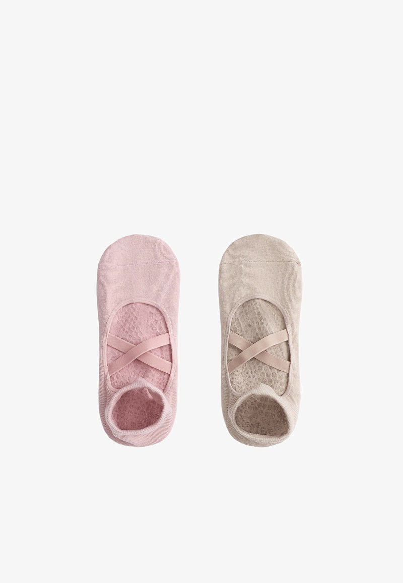 Paire de chaussettes invisibles en maille douce avec des bandes élastiques croisées, une rose et une beige, vues de dessus sur fond blanc.