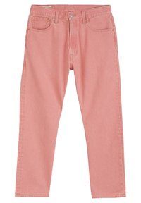 Jean en denim rose clair avec une coupe droite, des poches avant et des détails en métal doré. Pas de motifs ou d'accents distincts.