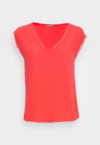 Punainen lyhythihainen paita, jossa on V-pääntie ja pitsireunus kaula-aukossa ja hihoissa. Paita on valmistettu sileästä, kevyestä kankaasta.