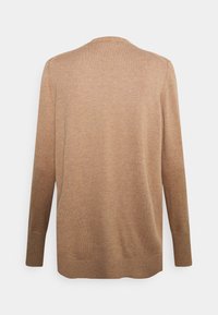 Pull beige en tricot avec manches longues, poignets et ourlet côtelés, et col rond. Texture lisse avec un effet dégradé subtil.