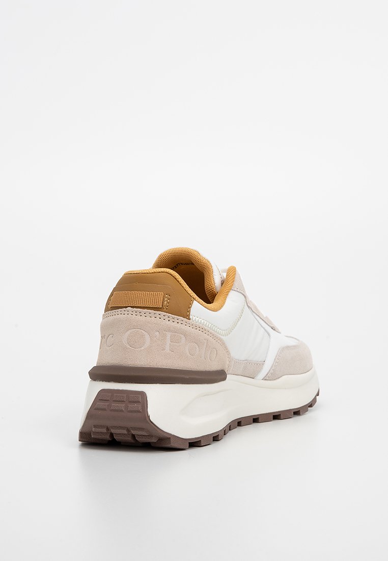 Sneaker aus einer Mischung aus weißem, beigem und braunem Wildleder und Mesh-Materialien. Leichtes Design mit einer gemusterten Sohle und gepolsterten Akzenten.