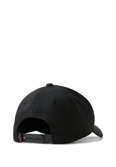 Casquette de baseball noire réglable vue de dos, avec fermeture à pression en plastique et petite étiquette noire et rouge sur le côté gauche.