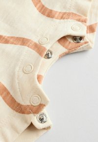 Krämfärgad tyg med ljusbruna ränder, med silverfärgade tryckknappar och en mjuk, texturerad yta. Utbildningsdesign för enkel användning.