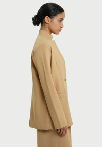 RESIDUS ATIN - Halflange jas - beige