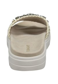 Beige Rutschsandale mit einem geflochtenen Riemen, der mit metallischen Akzenten verziert ist, ausgestattet mit einem gepolsterten Fußbett und einer weißen Gummisohle.
