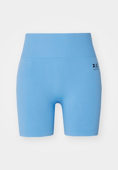 Calções de bicicleta azul claro feitos de um tecido elástico, com uma cintura canelada e um pequeno logótipo preto de um lado.